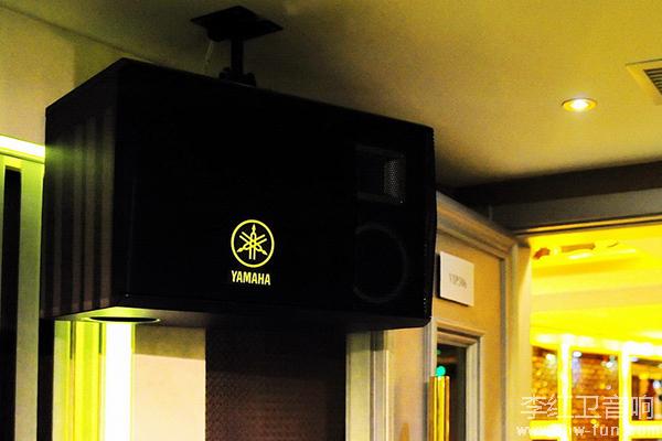 在酒店30平米以上大型包房中，使用了雅马哈另一款KMS-1000卡拉OK音箱。
